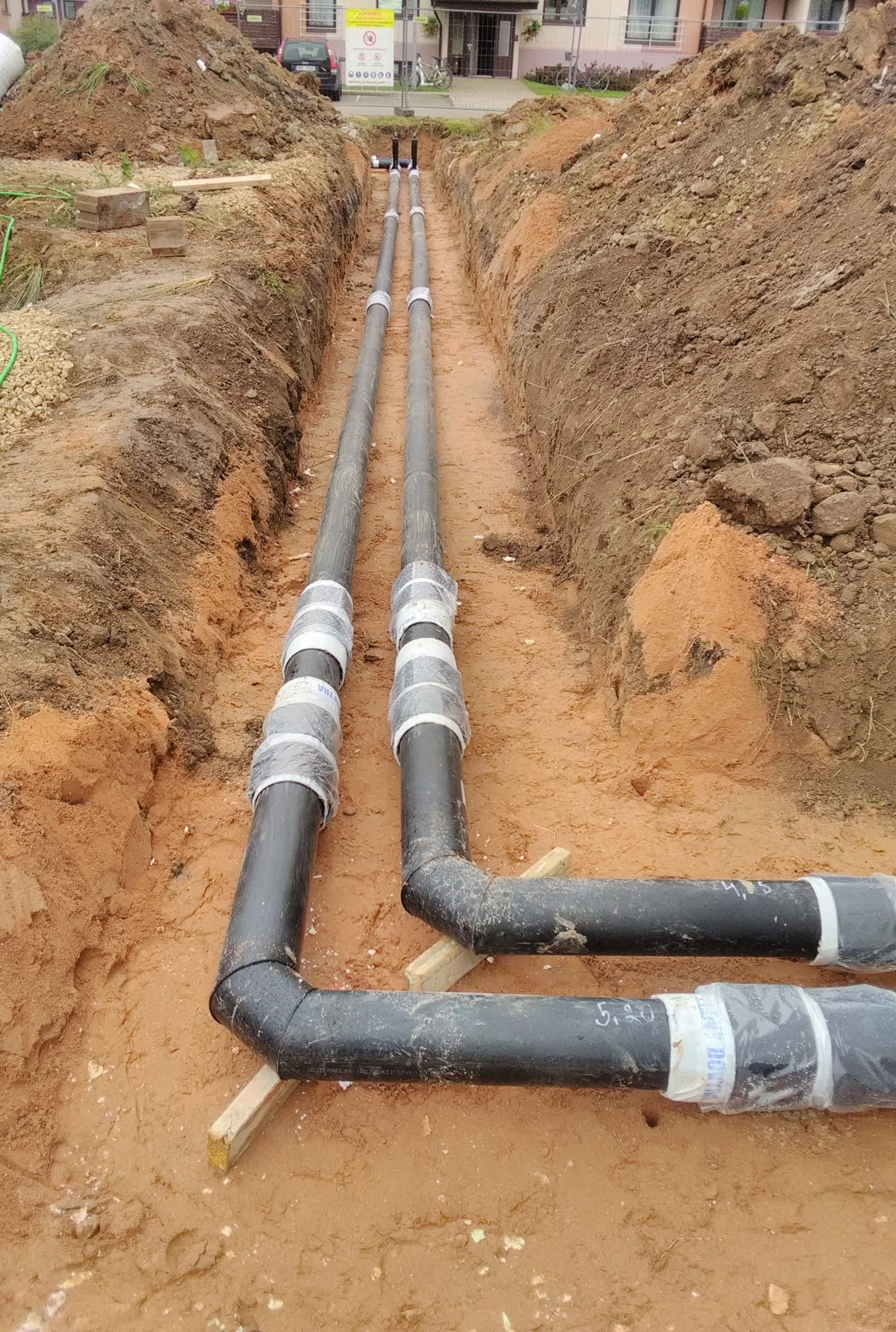 Ārējo siltumapgādes tīklu būvniecība objektā "Daudzdzīvokļu māja Dzērveņu ielā 2a, Siguldā"